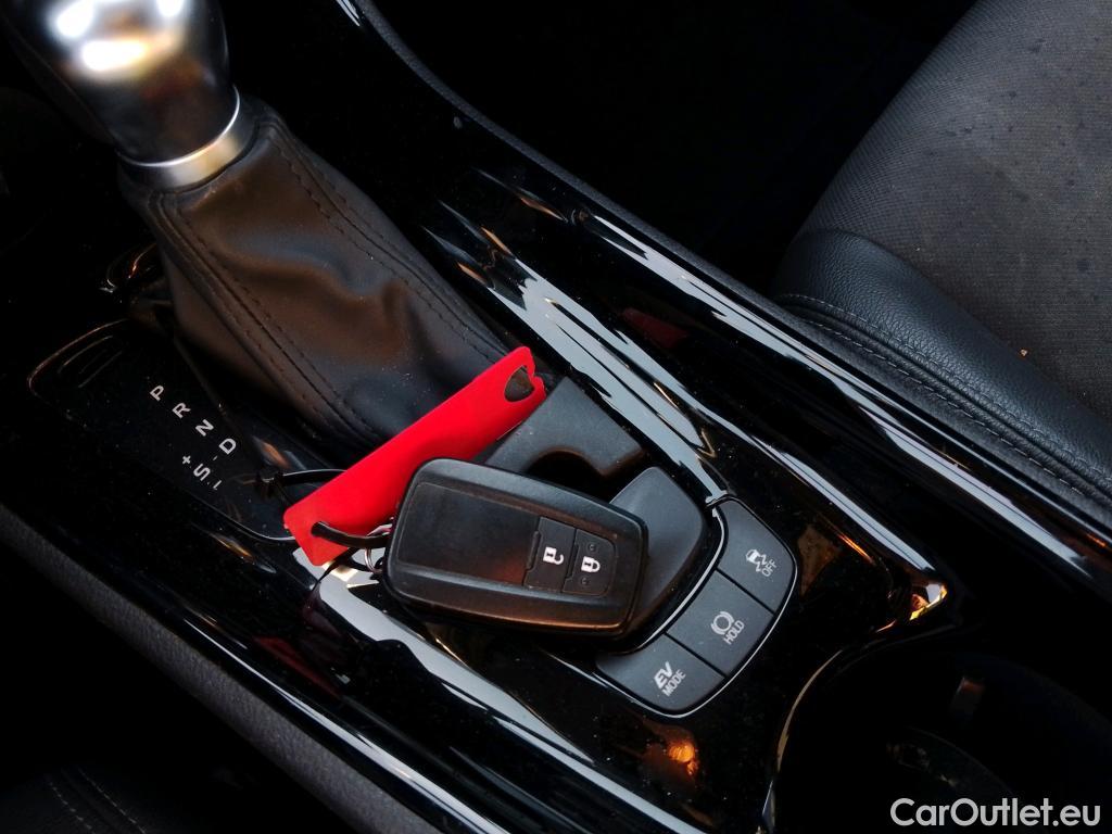  Toyota  C-HR TOYOTA  / 2019 / 5P / todoterreno 2.0 180H Advance #3