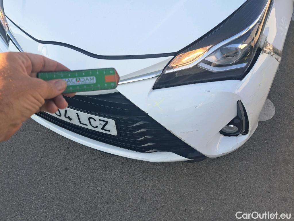  Toyota  Yaris TOYOTA  / 2017 / 5P / berlina con portón 1.5 100H Active #1