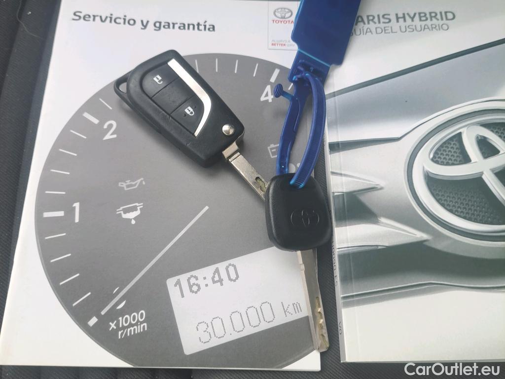  Toyota  Yaris TOYOTA  / 2017 / 5P / berlina con portón 1.5 100H Active #62