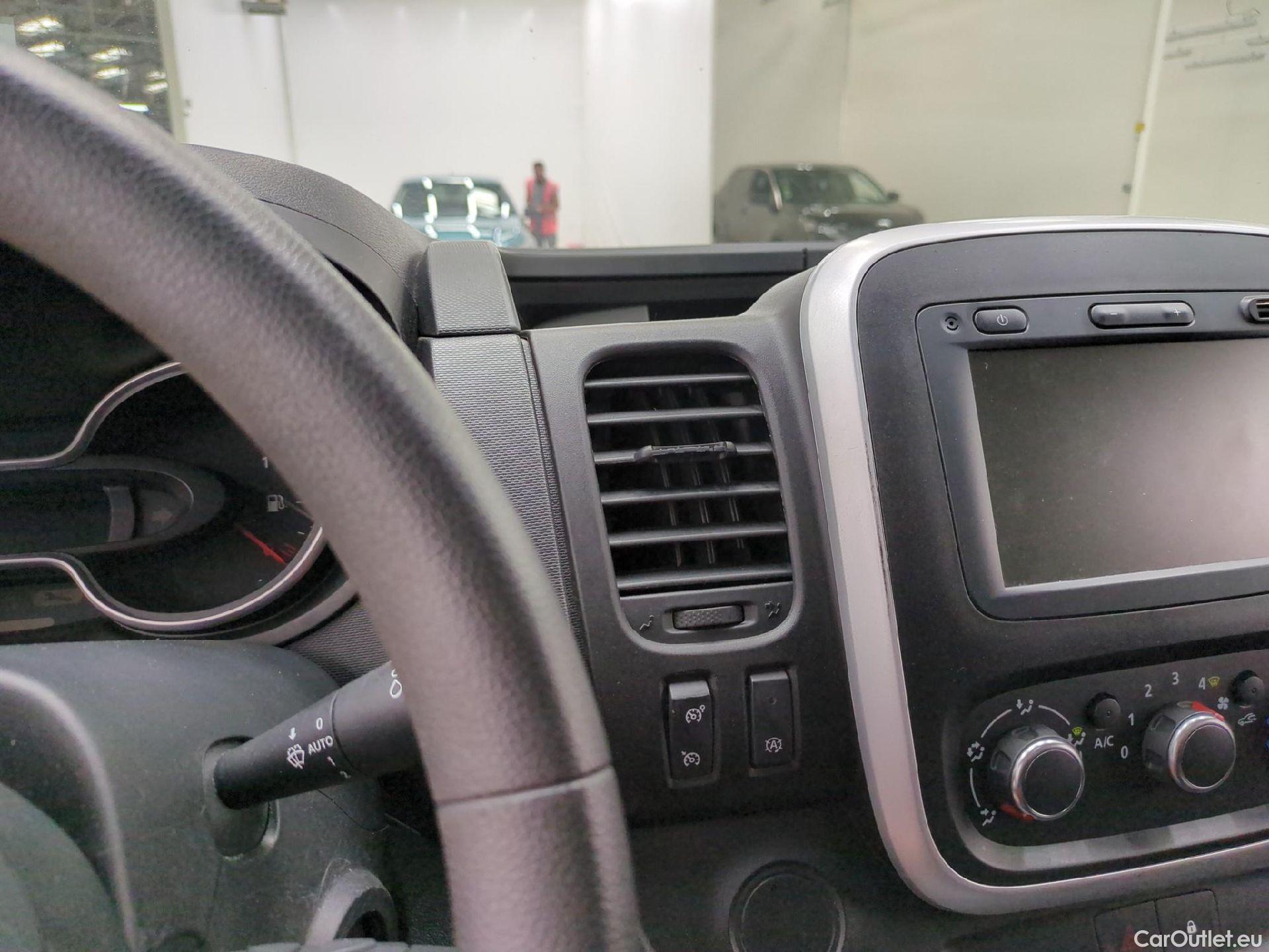  Renault  Trafic RENAULT  / 2019 / 4P / Fourgon tole FG GCF L1H1 1200 Energy dCi 145 #33