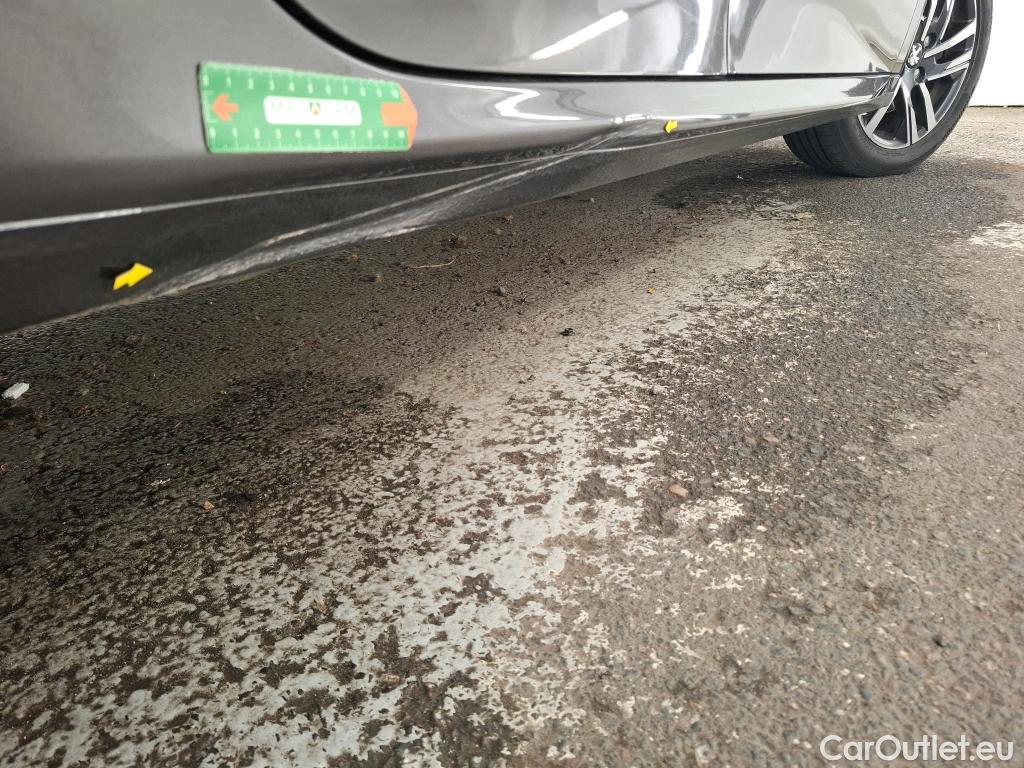  Peugeot  208  Allure Business 1.2 PureTech 100CV BVM6 E6d #1