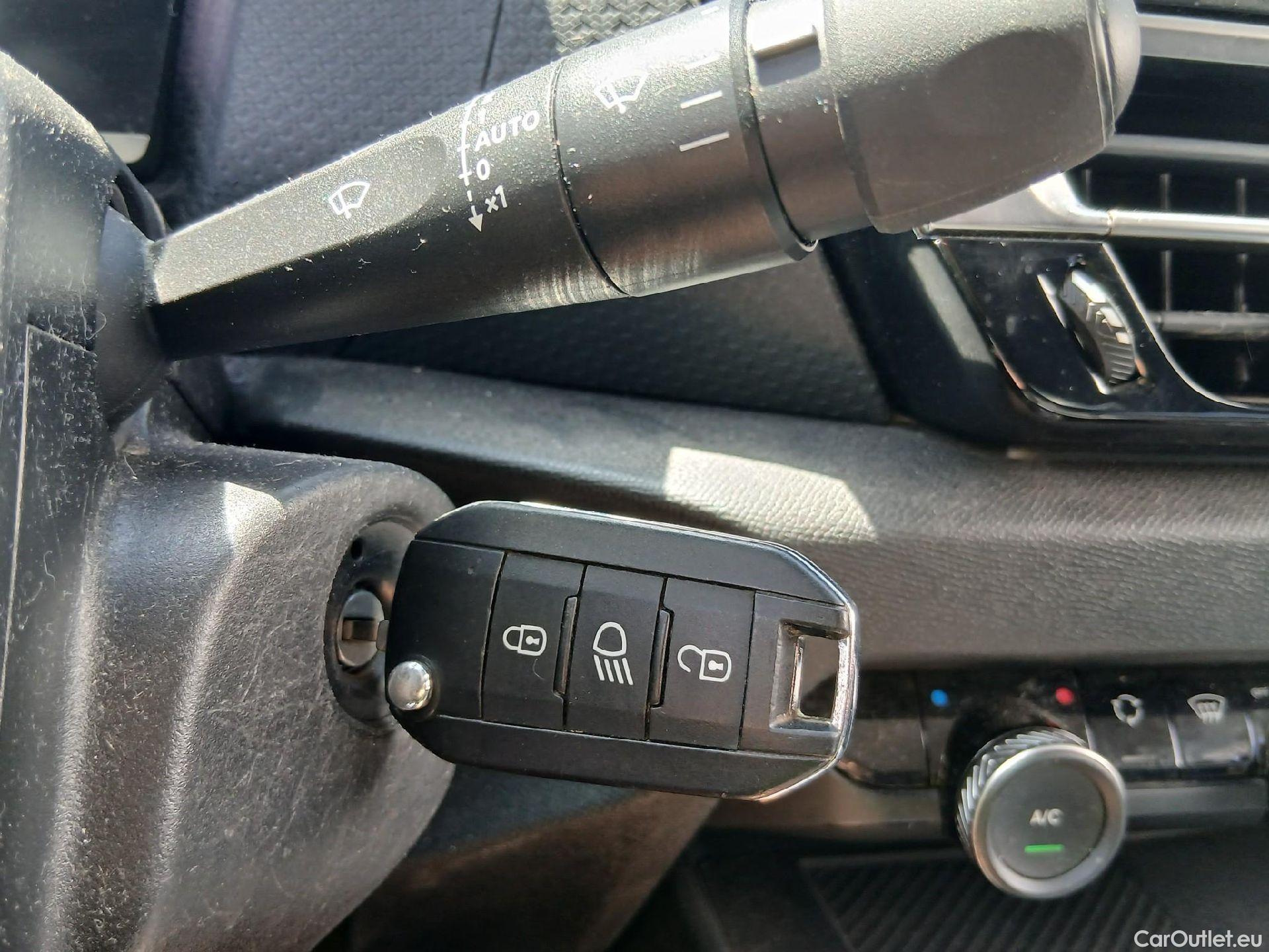  Citroen  C4 CITROEN  / 2020 / 5P / berlina con portón PureTech 130 S&S 6v Feel Pack #1