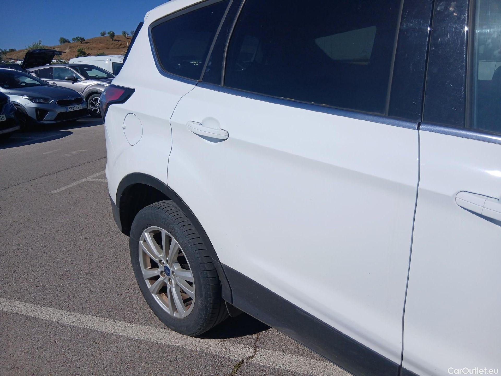  Ford  Kuga FORD  / 2016 / 5P / todoterreno 1.5 EcoBoost 88kW 4x2 Trend+ (CX) #37
