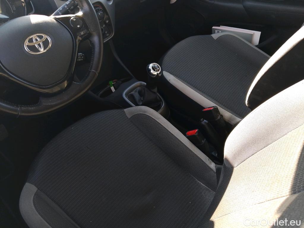  Toyota  Aygo TOYOTA  / 2018 / 5P / minicoche 1.0 70 x-play #15
