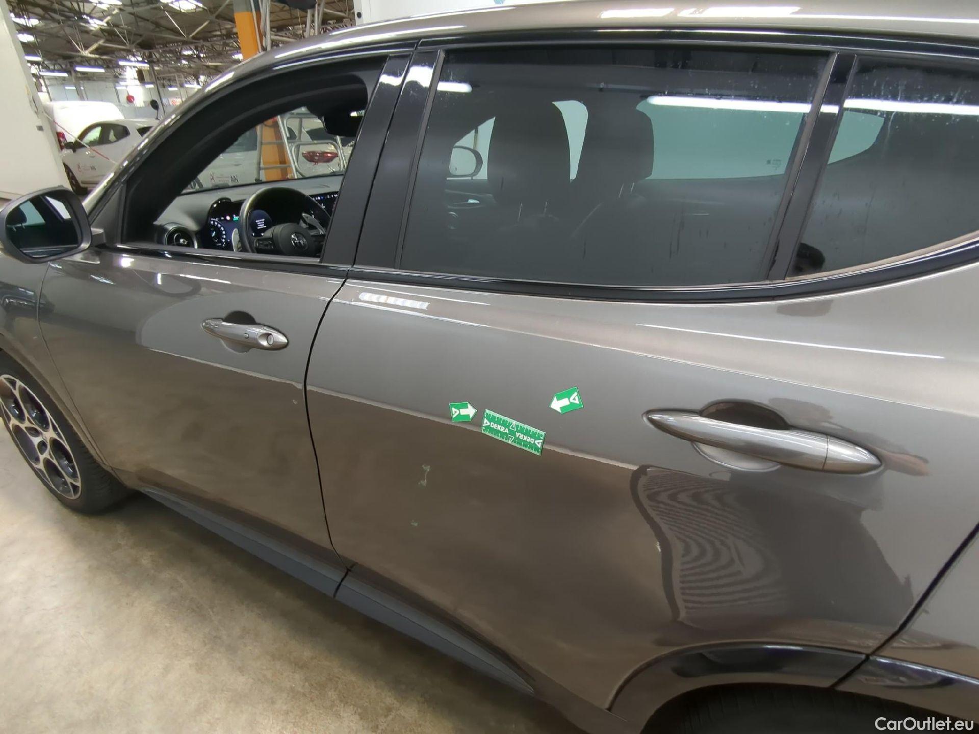  Alfa Romeo  TONALE ALFA ROMEO  / 2022 / 5P / SUV 1.3T PHEV 280 AT6 Q4 Veloce #17