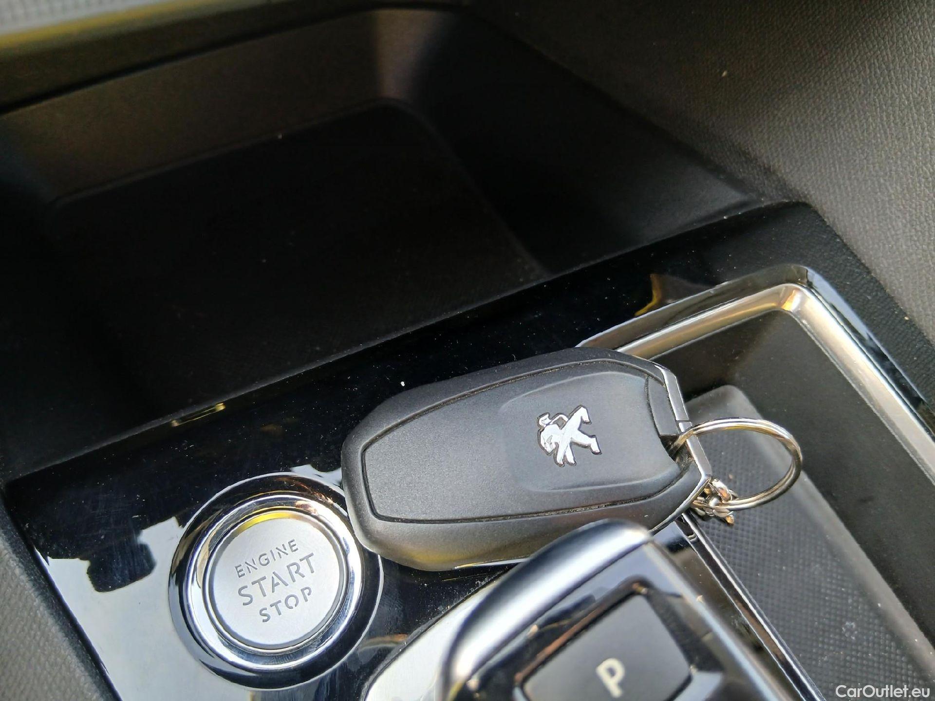  Peugeot  5008 PEUGEOT  / 2020 / 5P / todoterreno 1.5 BlueHDi 96kW S&S Active Pack EAT8 #1