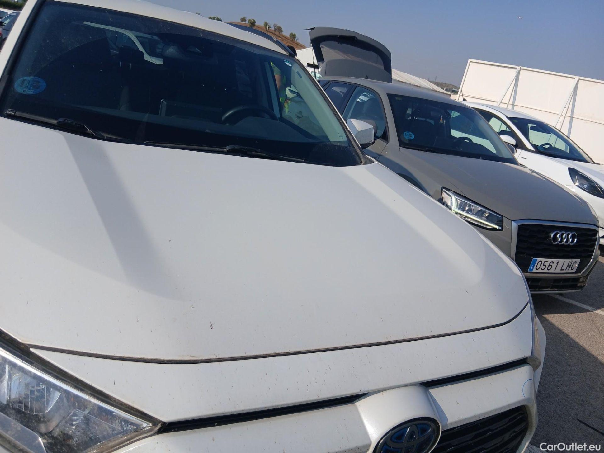  Toyota  RAV4 TOYOTA  / 2018 / 5P / todoterreno 2.5l 220H Advance 4WD #4