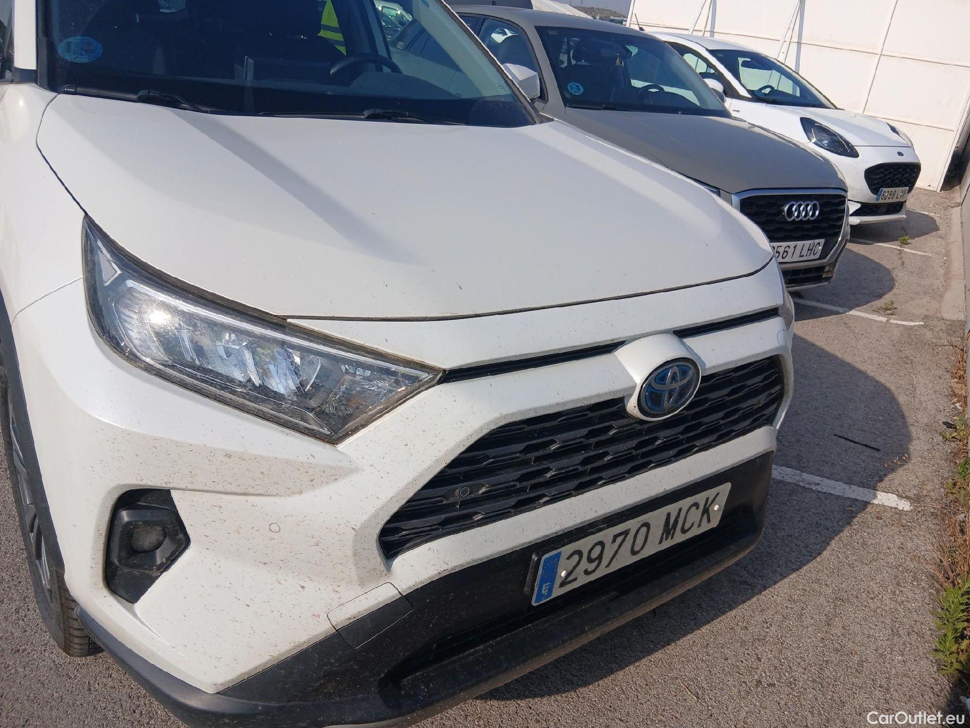  Toyota  RAV4 TOYOTA  / 2018 / 5P / todoterreno 2.5l 220H Advance 4WD #3
