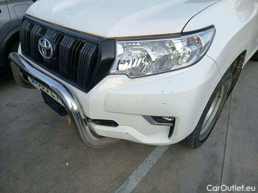  Toyota  Land Cruiser TOYOTA  / 2017 / 5P / todoterreno comercial 2.8 D-4D NX 2 Plazas #26