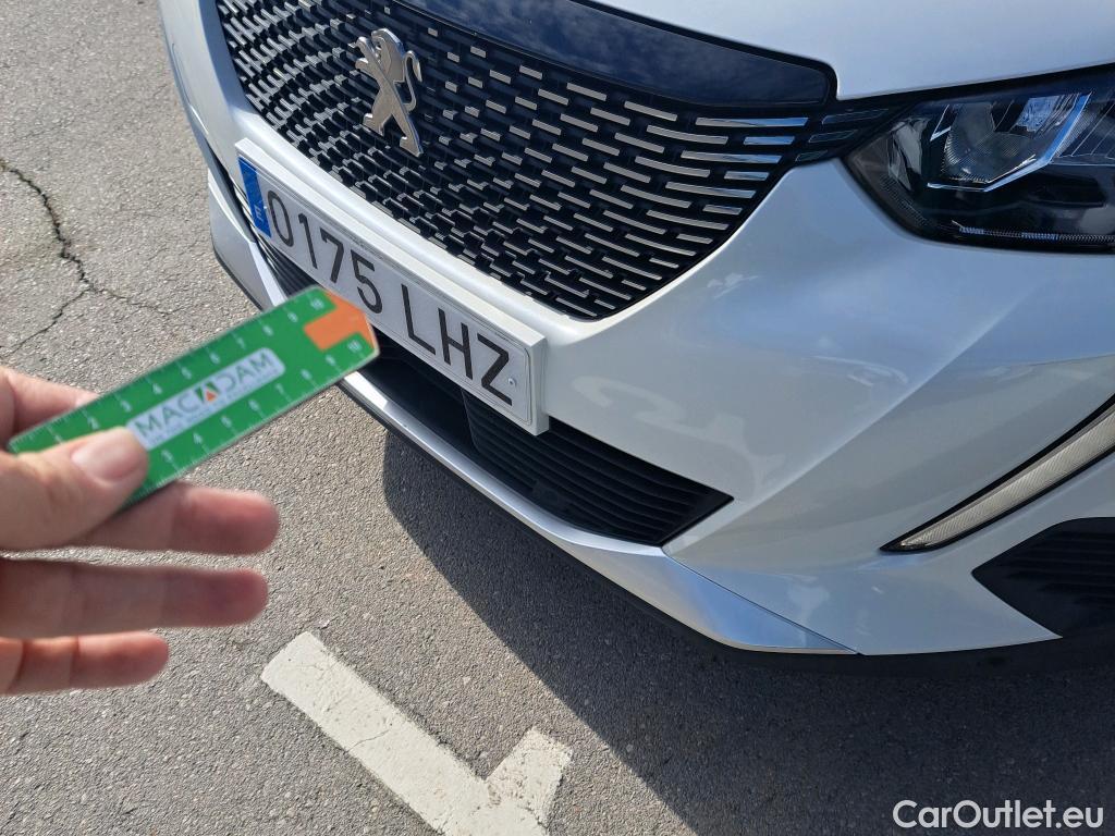  Peugeot  2008 PEUGEOT  / 2019 / 5P / todoterreno Allure Puretech 130 S&S BVM6 #23
