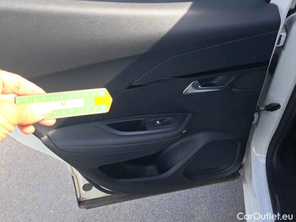  Peugeot  2008 PEUGEOT  / 2019 / 5P / todoterreno Allure Puretech 130 S&S BVM6 #17