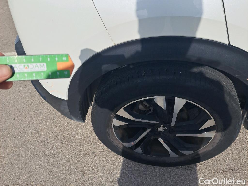  Peugeot  2008 PEUGEOT  / 2019 / 5P / todoterreno Allure Puretech 130 S&S BVM6 #39