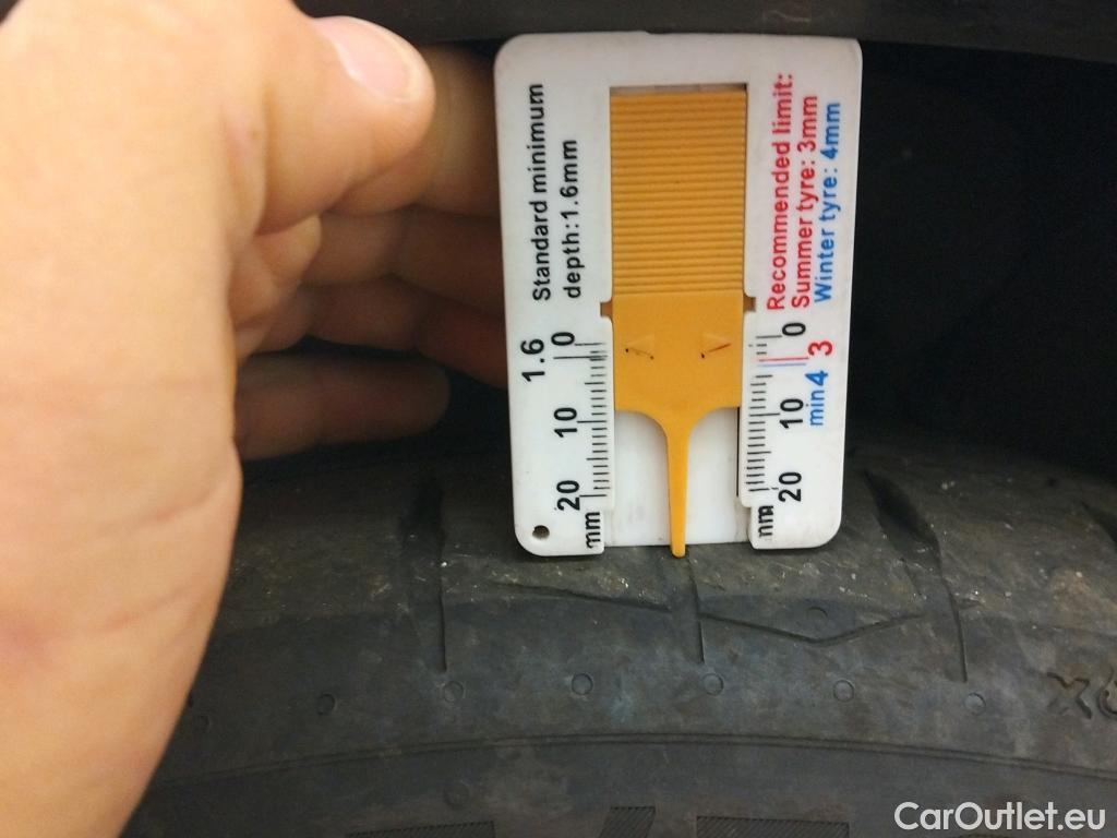  Toyota  C-HR TOYOTA  / 2019 / 5P / todoterreno 1.8 125H Advance #2