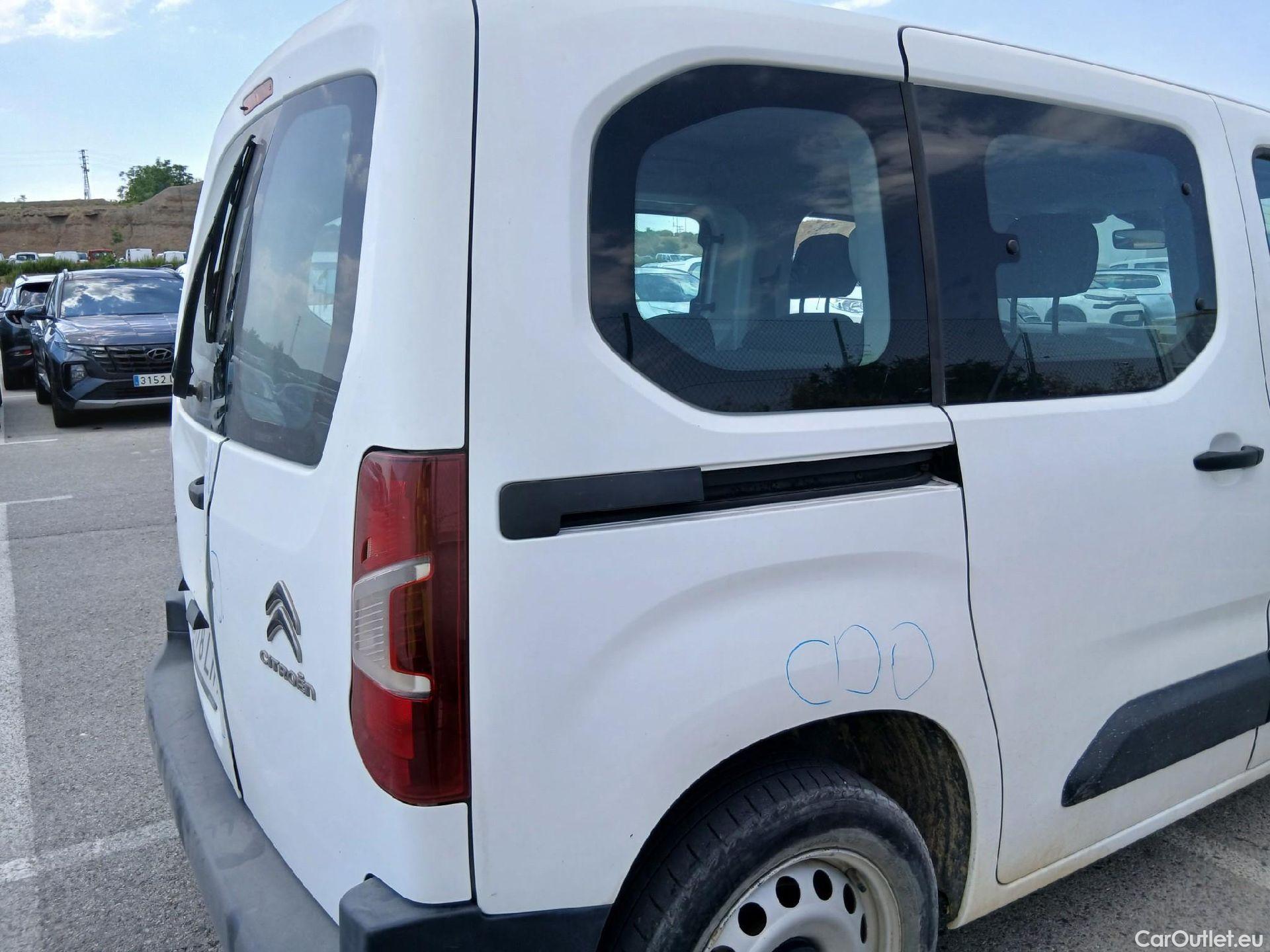  Citroen  Berlingo CITROEN  / 2018 / 4P / combi Talla M BlueHDi 100 S&S LIVE (AC) #28