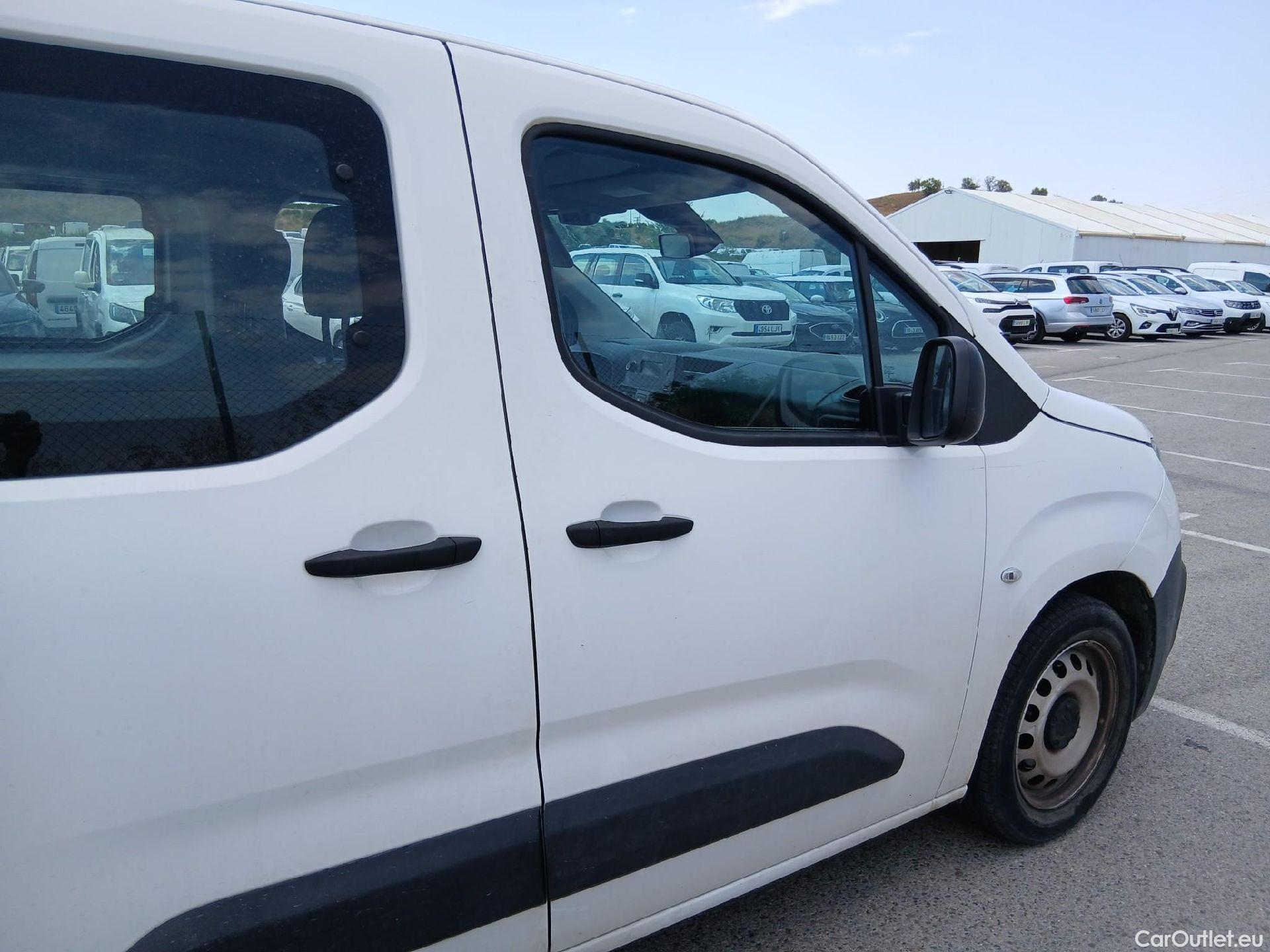  Citroen  Berlingo CITROEN  / 2018 / 4P / combi Talla M BlueHDi 100 S&S LIVE (AC) #33