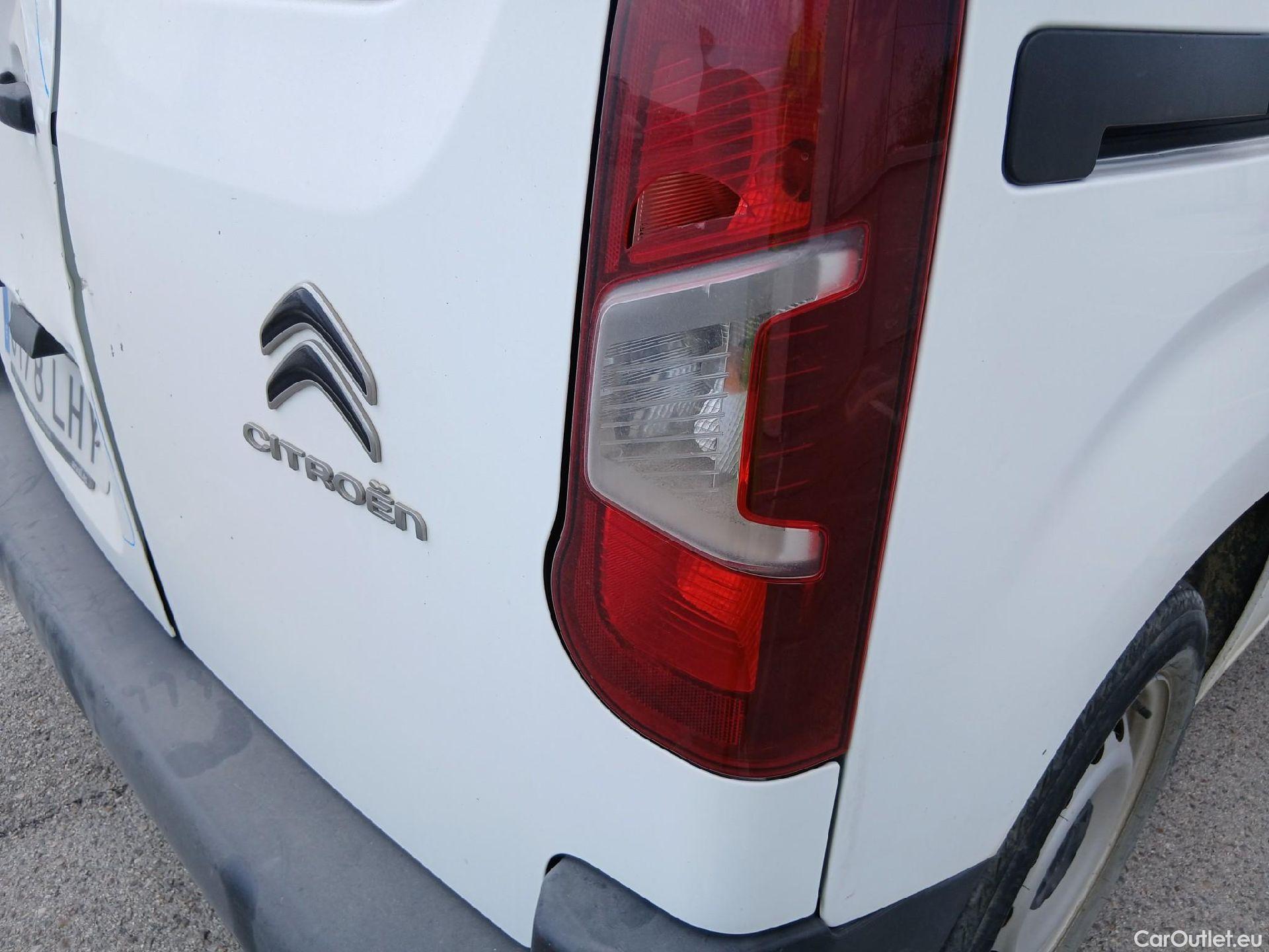  Citroen  Berlingo CITROEN  / 2018 / 4P / combi Talla M BlueHDi 100 S&S LIVE (AC) #24