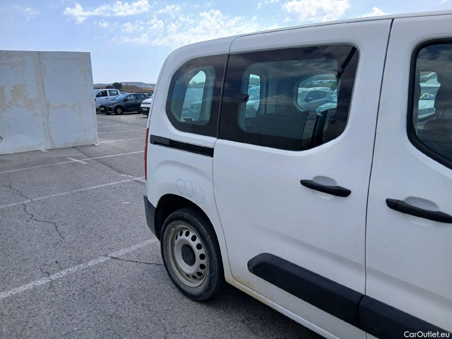  Citroen  Berlingo CITROEN  / 2018 / 4P / combi Talla M BlueHDi 100 S&S LIVE (AC) #30