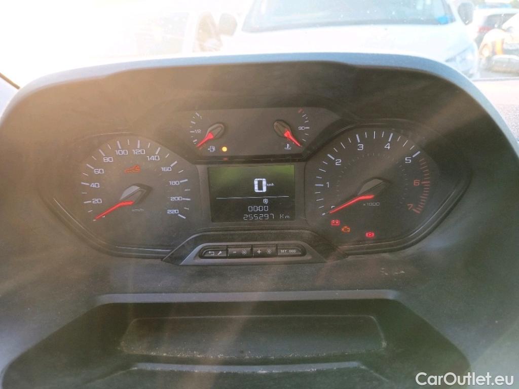  Peugeot  Partner PEUGEOT  / 2018 / 4P / furgón derivado de turismo Premium Standard 600kg BlueHDi 73kW #23
