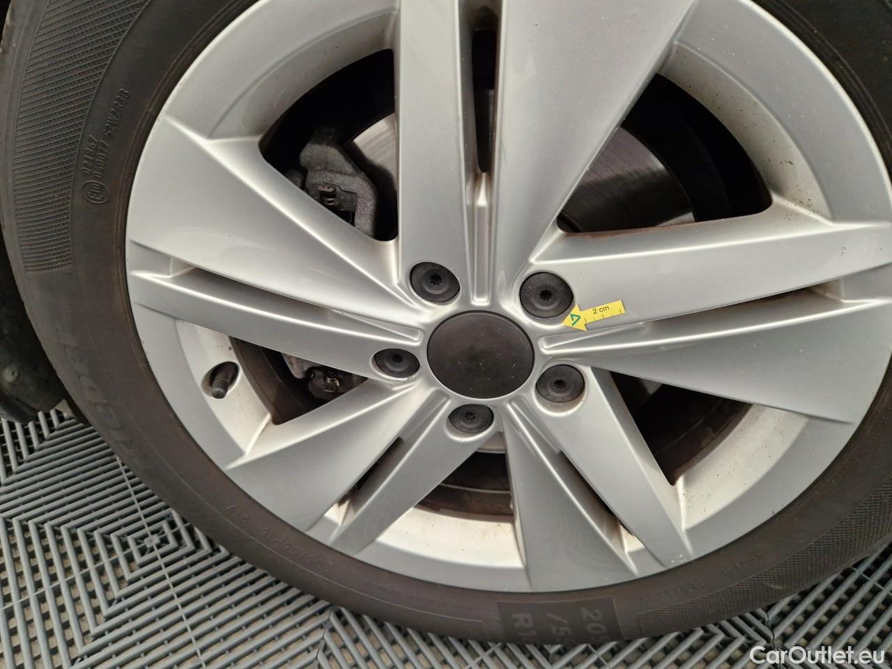  Volkswagen  Golf  Life 1.0 TSI #4