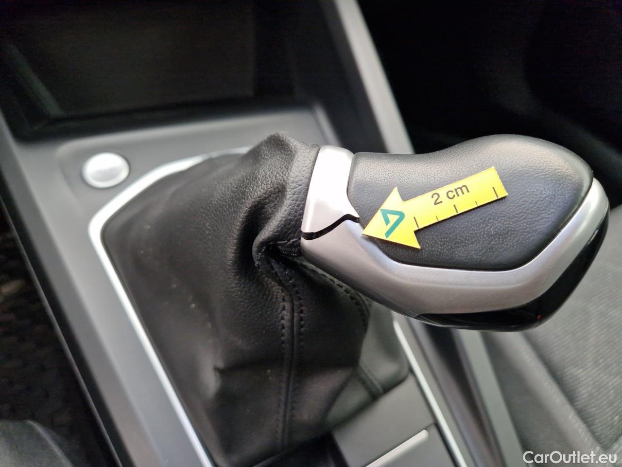  Volkswagen  Golf  Life 1.0 TSI #37