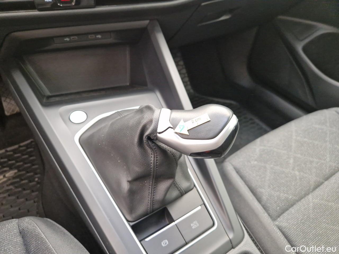 Volkswagen  Golf  Life 1.0 TSI #38