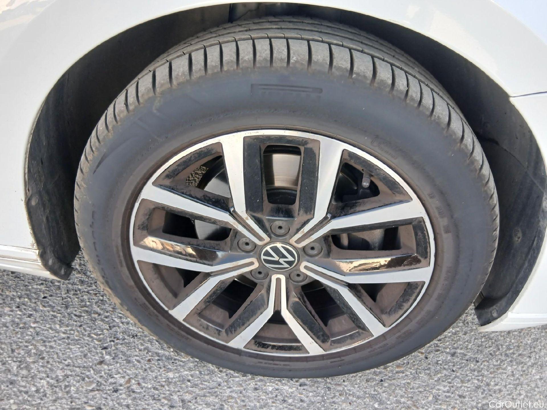  Volkswagen  Passat VOLKSWAGEN  / 2019 / 5P / familiar Variant Executive 2.0 TDI 110kW DSG #33
