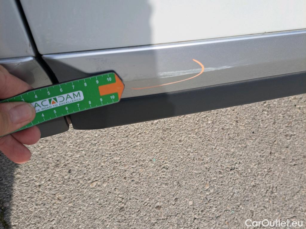  Peugeot  2008 PEUGEOT  / 2019 / 5P / todoterreno Allure Puretech 130 S&S BVM6 #36