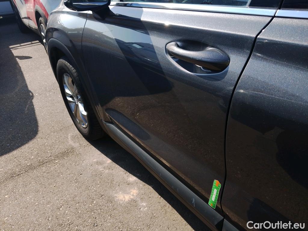  Hyundai  Santa Fe HYUNDAI  / 2018 / 5P / todoterreno 2.0 CRDi Essence 4x2 SR #3