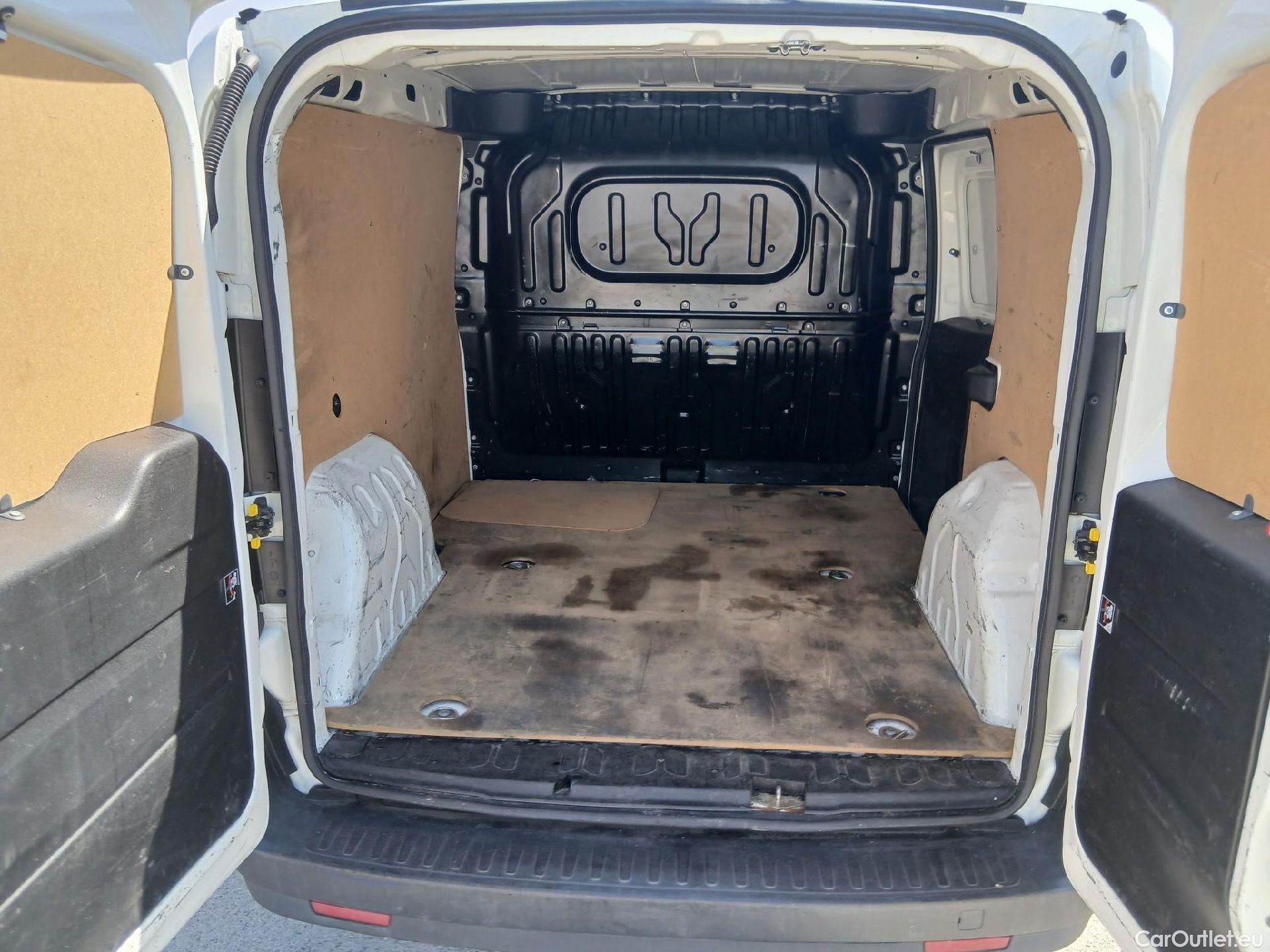  Fiat  Doblo FIAT Doblò Cargo/2015/4P/furgón derivado de turismo Cargo SX 1.3 Mjet 70 kW (95 CV) #35