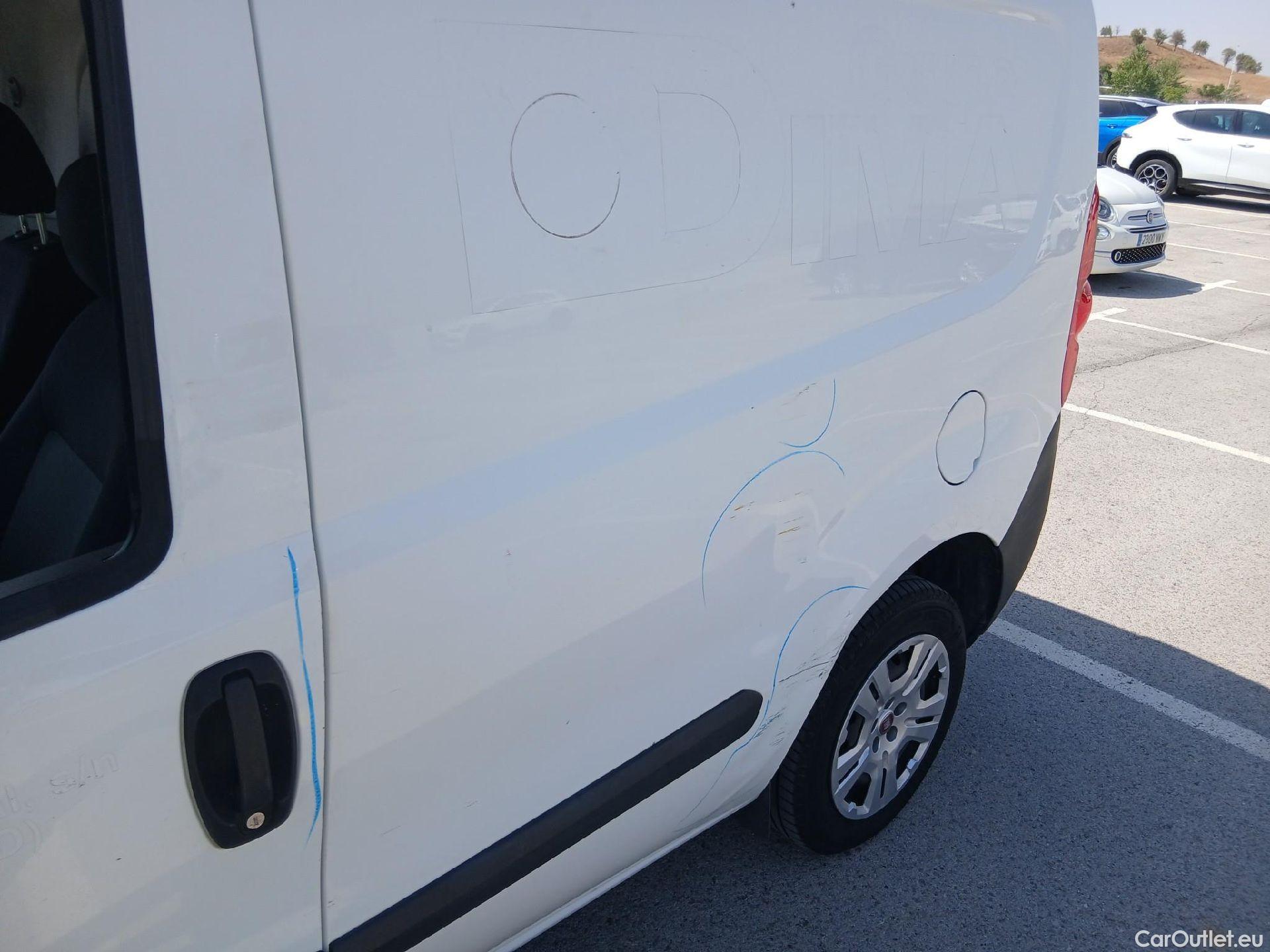  Fiat  Doblo FIAT Doblò Cargo/2015/4P/furgón derivado de turismo Cargo SX 1.3 Mjet 70 kW (95 CV) #24