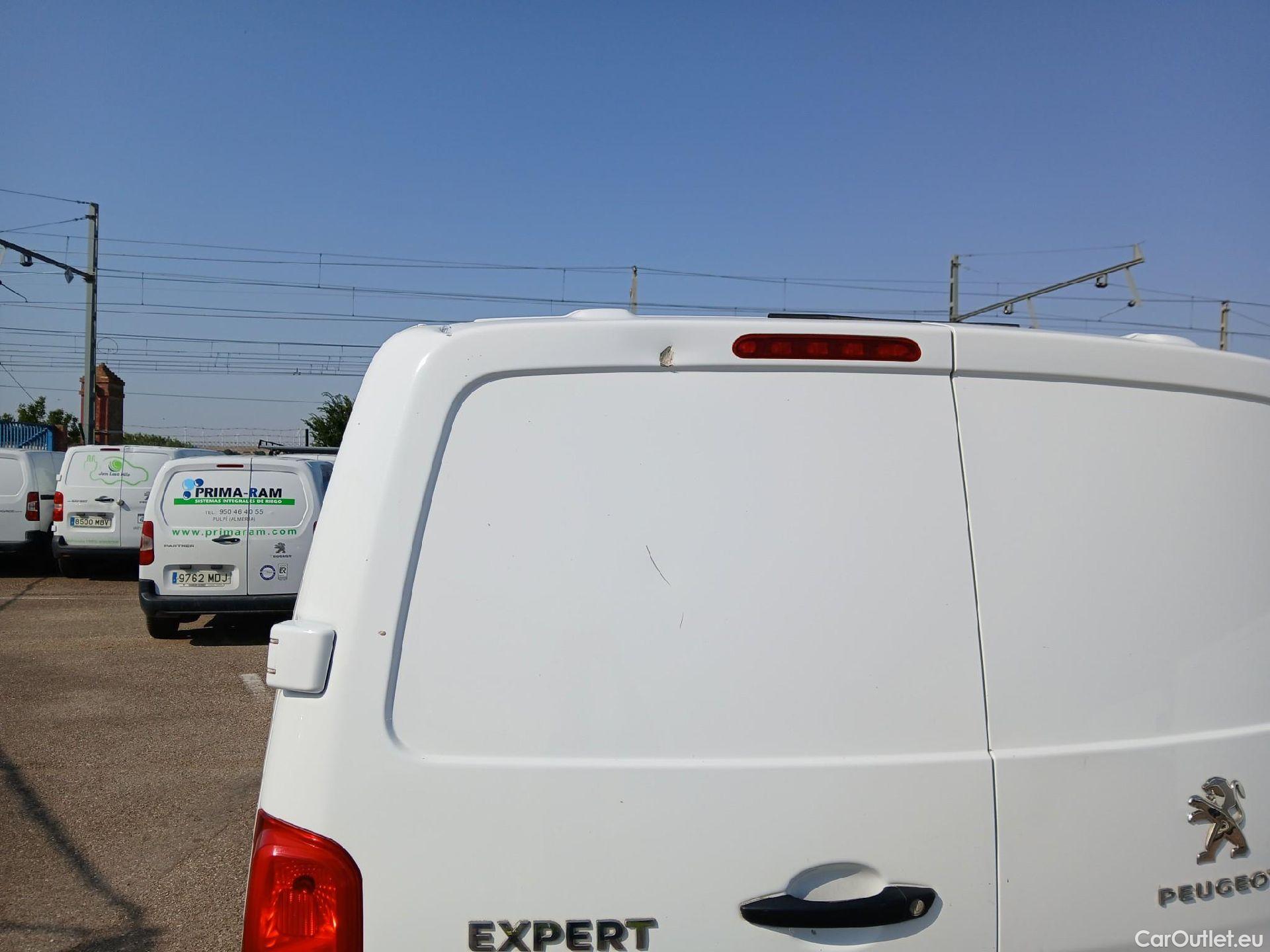  Peugeot  Expert PEUGEOT  / 2016 / 4P / furgón Furgón Premium 2.0 BlueHDi 120 Standard #29