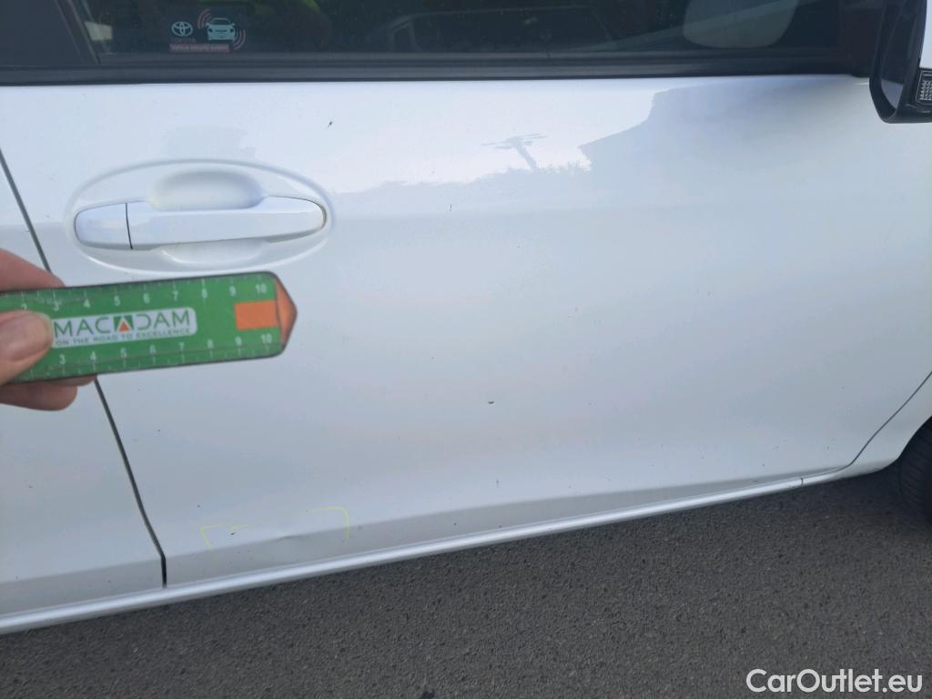  Toyota  Yaris TOYOTA  / 2017 / 5P / berlina con portón 1.5 100H Active #24
