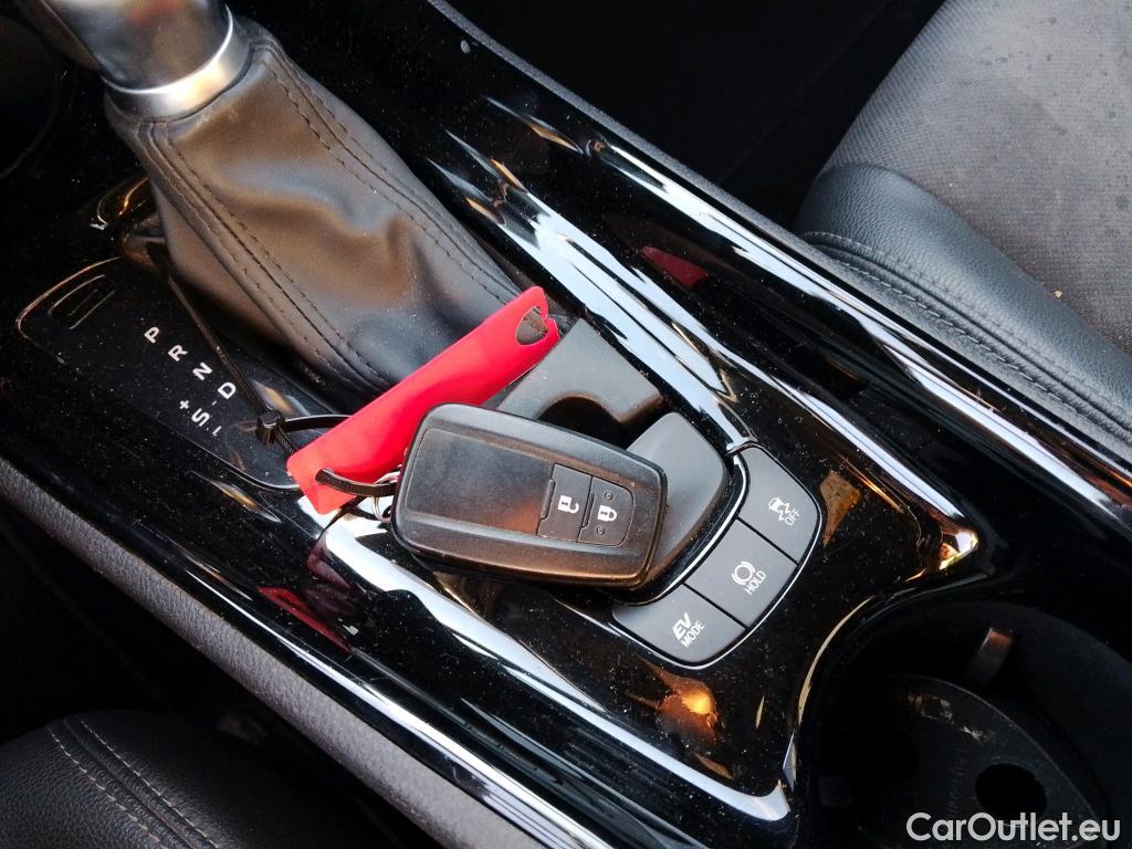  Toyota  C-HR TOYOTA  / 2019 / 5P / todoterreno 2.0 180H Advance #4