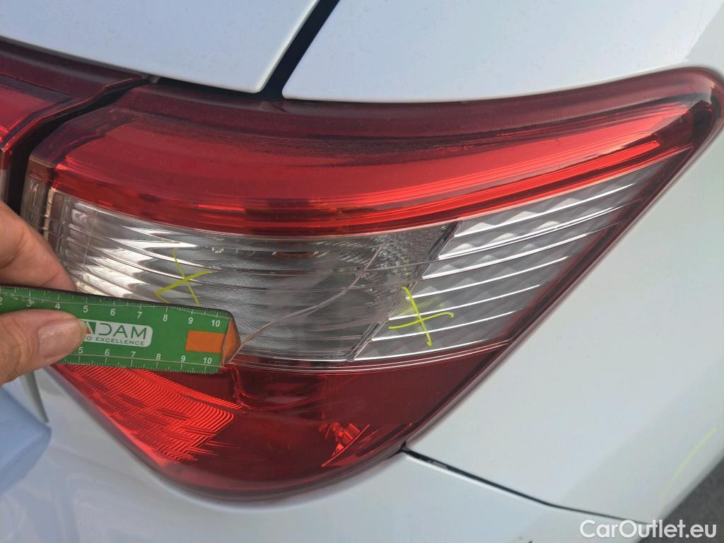 Toyota  Yaris TOYOTA  / 2017 / 5P / berlina con portón 1.5 100H Active #11