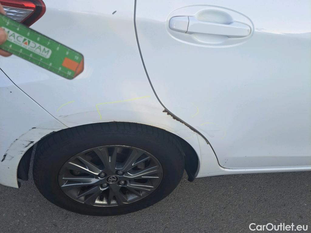  Toyota  Yaris TOYOTA  / 2017 / 5P / berlina con portón 1.5 100H Active #44