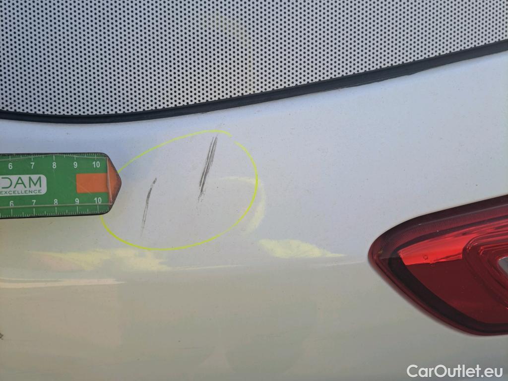  Toyota  Yaris TOYOTA  / 2017 / 5P / berlina con portón 1.5 100H Active #17