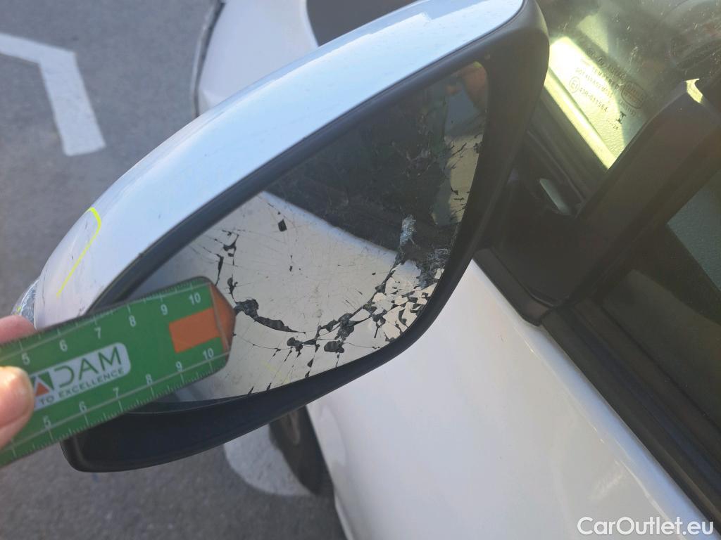  Toyota  Yaris TOYOTA  / 2017 / 5P / berlina con portón 1.5 100H Active #40