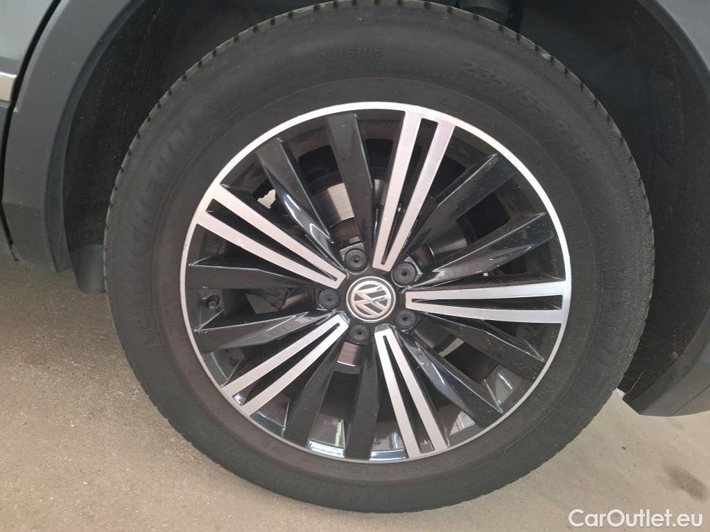  Volkswagen  Tiguan VOLKSWAGEN  / 2016 / 5P / SUV 2.0 TDI 150 DSG7 Carat Exclusive #33