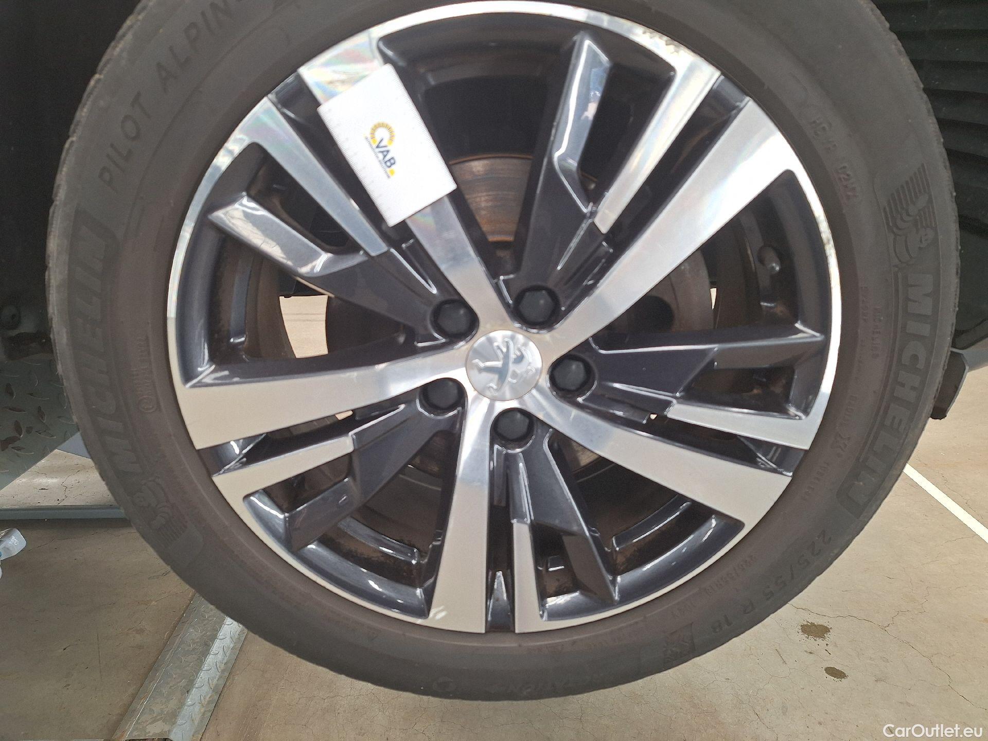  Peugeot  5008 Peugeot,  '16, Peugeot  1.2 PureTech 96kW S&S EAT8 GT Line 5d 7pl #44