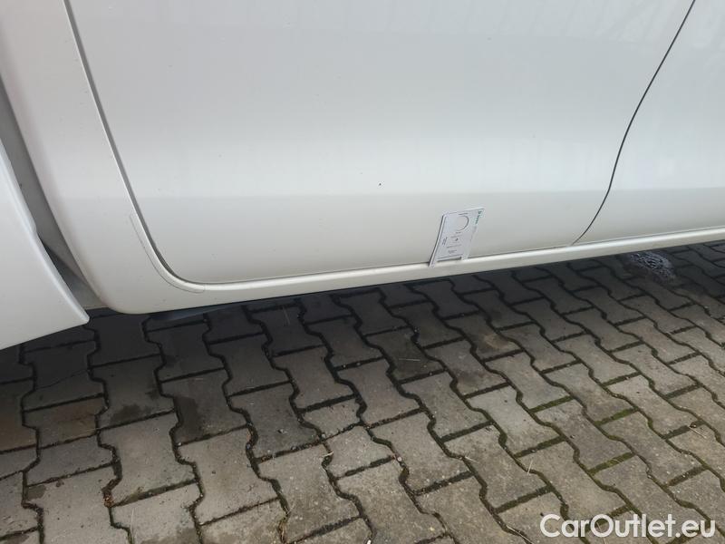  Toyota  Hilux  (2016)  2.4D4D Active DC 4x4 #8