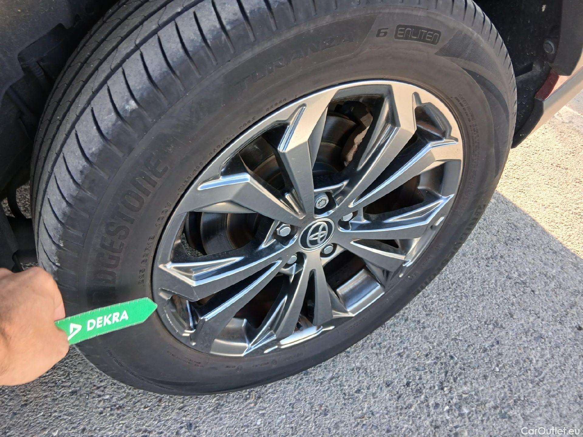  Toyota  RAV4 TOYOTA  / 2018 / 5P / todoterreno 2.5l 220H Advance 4WD #16