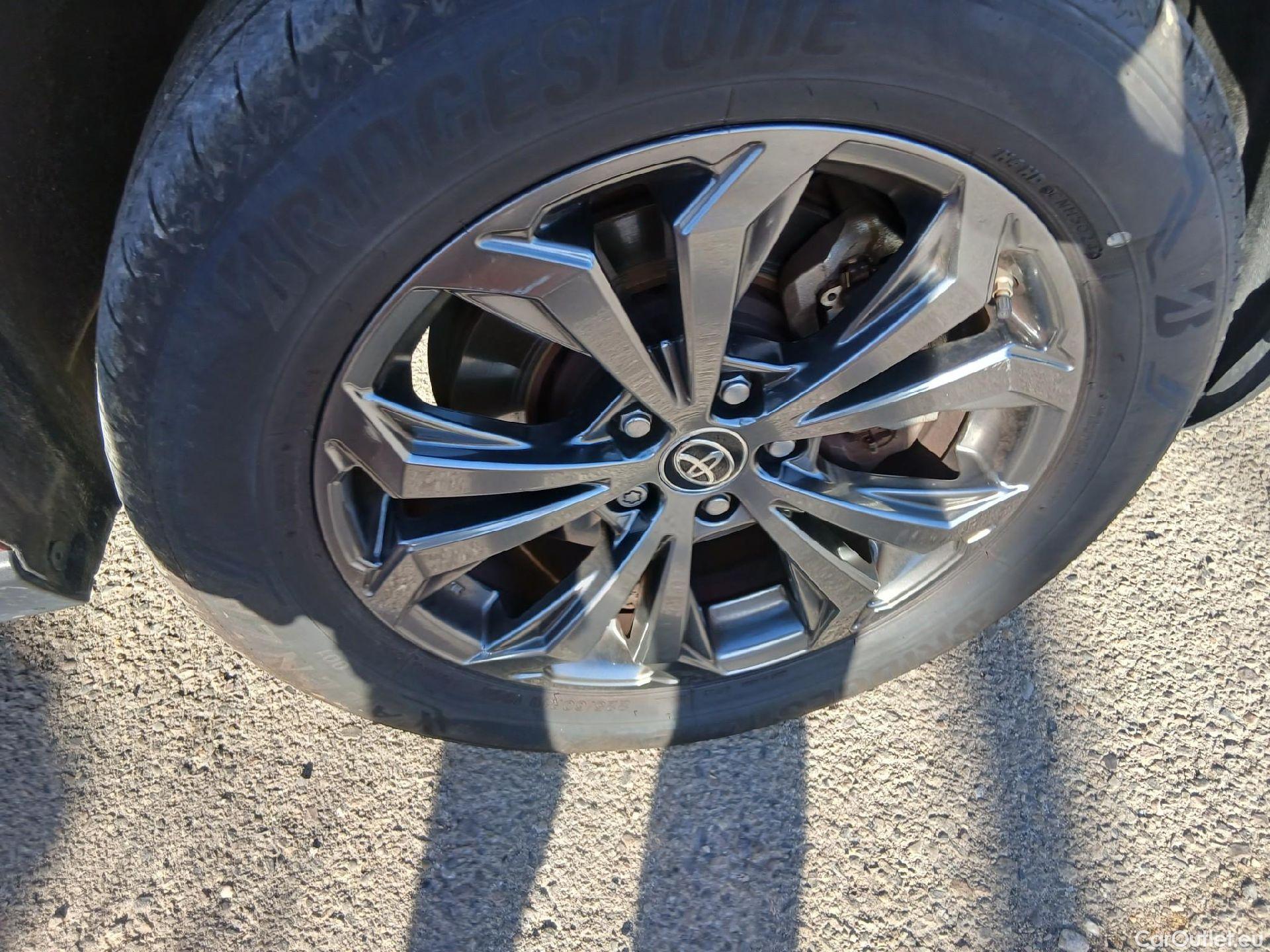  Toyota  RAV4 TOYOTA  / 2018 / 5P / todoterreno 2.5l 220H Advance 4WD #32