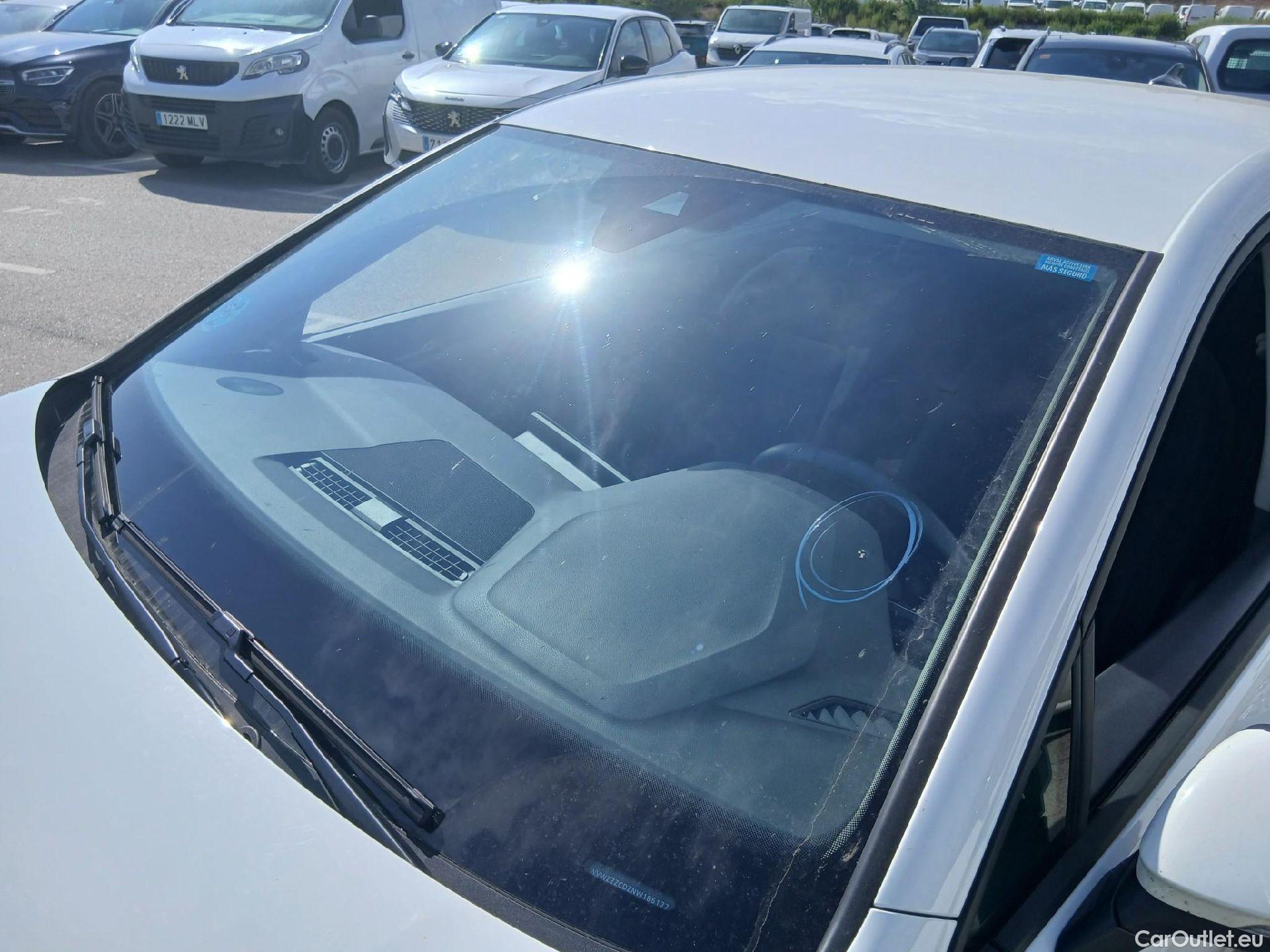  Volkswagen  Golf  VOLKSWAGEN / 2020 / 5P / berlina con portón Life 2.0 TDI 85kW (115CV) (CM) #3