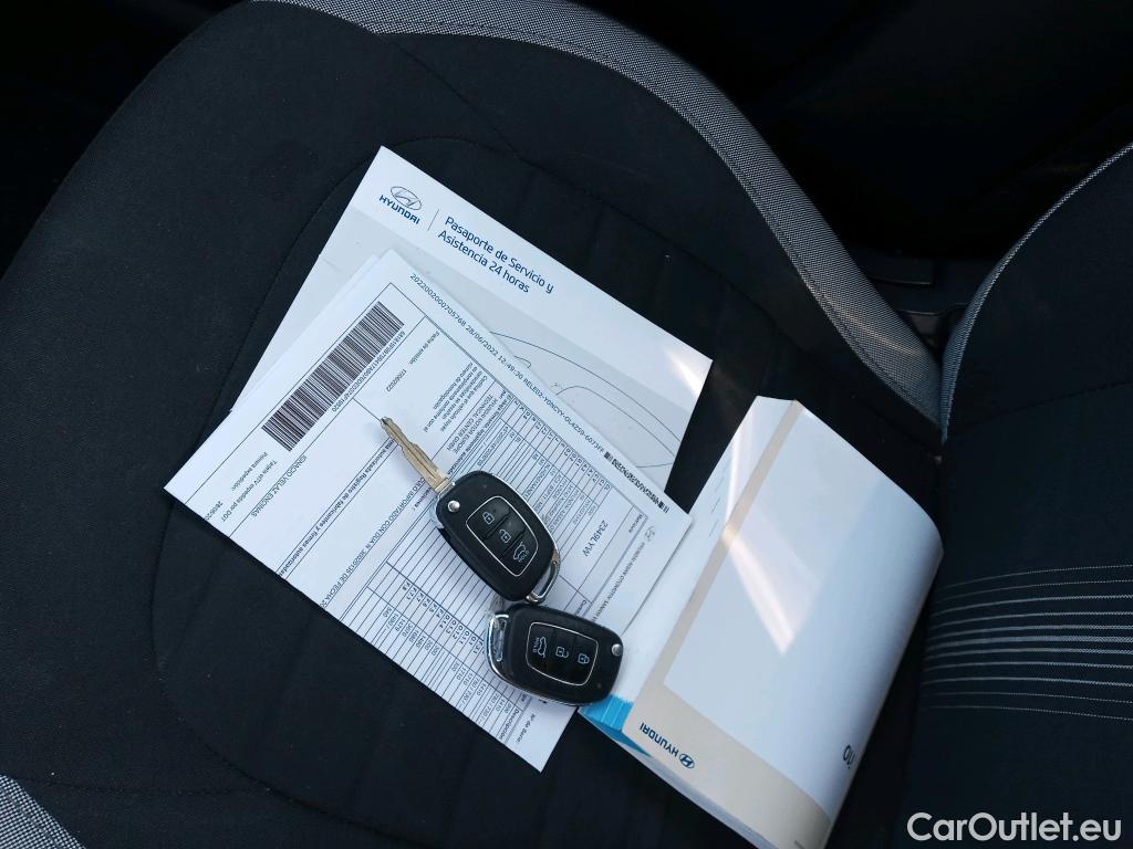  Hyundai  i10 HYUNDAI  / 2020 / 5P / berlina con portón 1.0 Klass #14