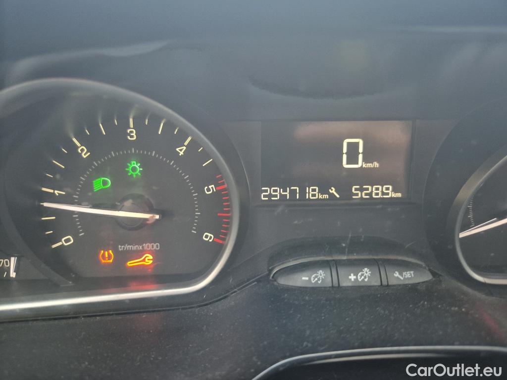  Peugeot  208 PEUGEOT  / 2015 / 5P / berlina con portón 5P ACTIVE BlueHDi 73kW (100CV) #53