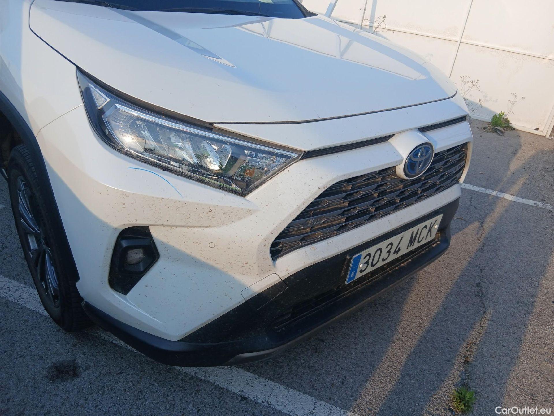  Toyota  RAV4 TOYOTA  / 2018 / 5P / todoterreno 2.5l 220H Advance 4WD #9