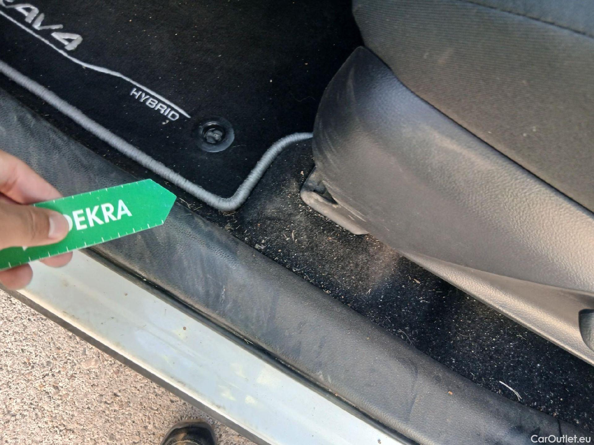 Toyota  RAV4 TOYOTA  / 2018 / 5P / todoterreno 2.5l 220H Advance 4WD #2