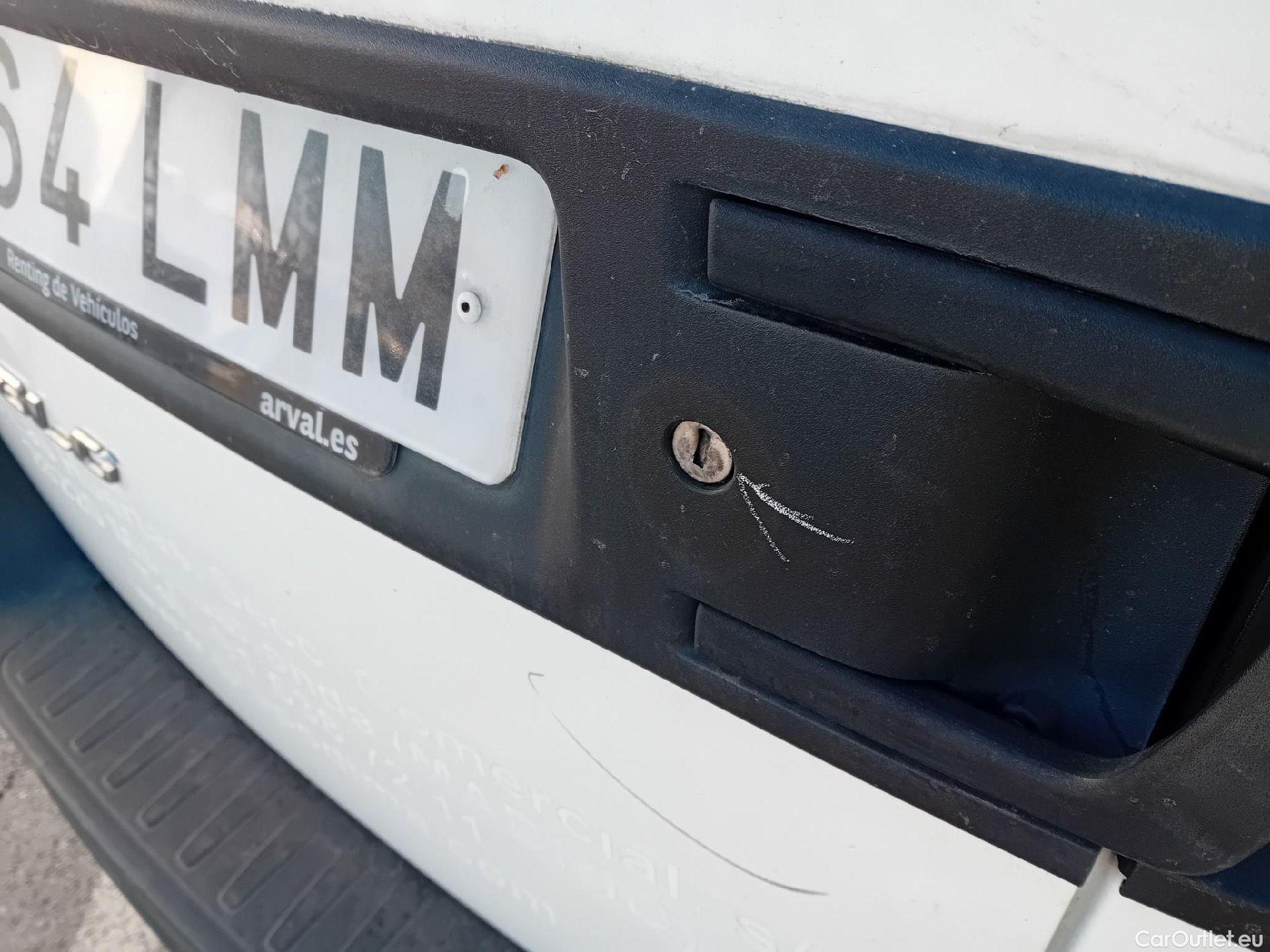  Fiat  Doblo FIAT Doblò Cargo/2015/4P/furgón derivado de turismo Cargo SX 1.3 Mjet 70 kW (95 CV) #24