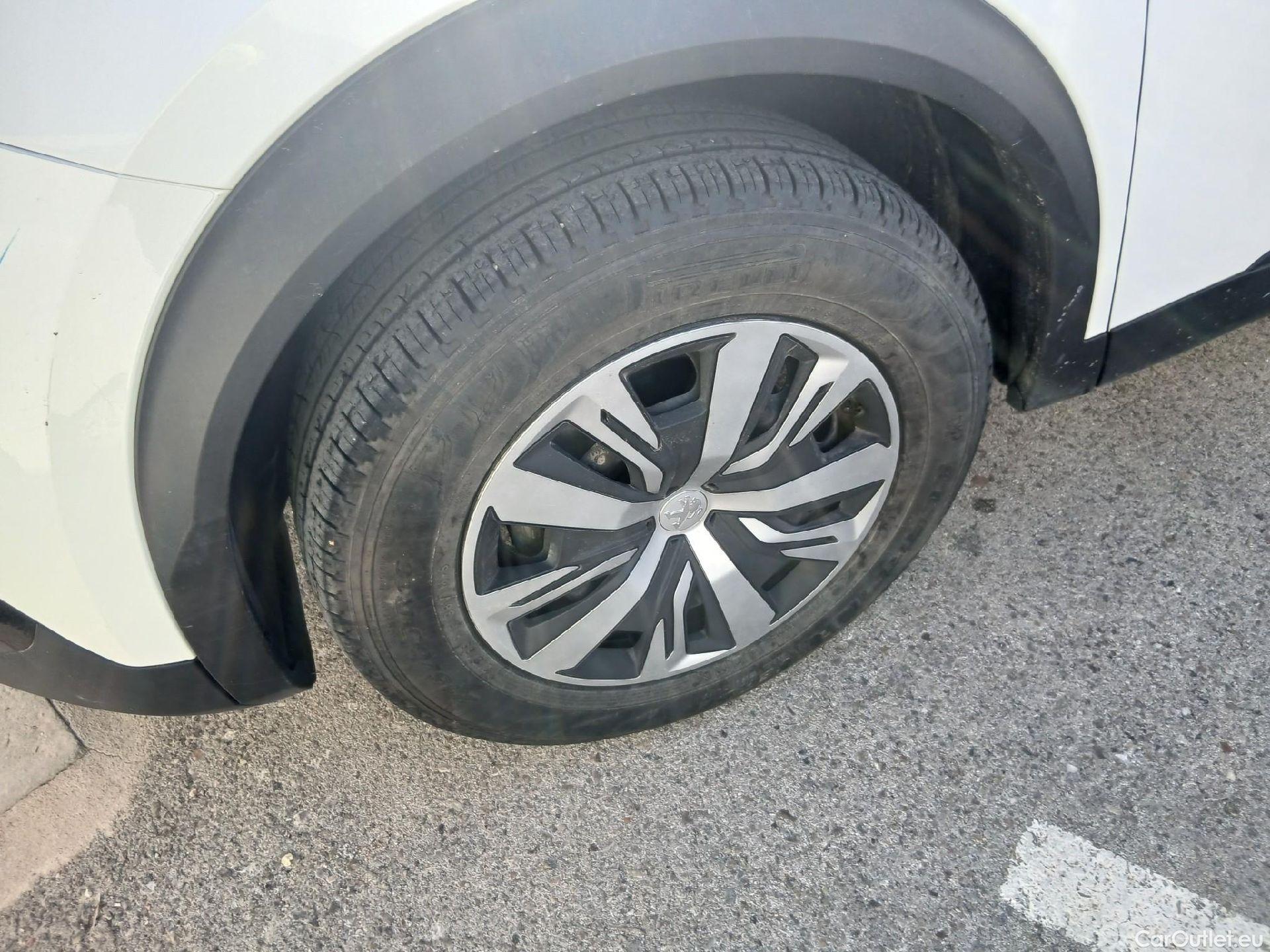  Peugeot  2008 PEUGEOT  / 2019 / 5P / todoterreno Active BlueHDI 81kW (110CV) #16