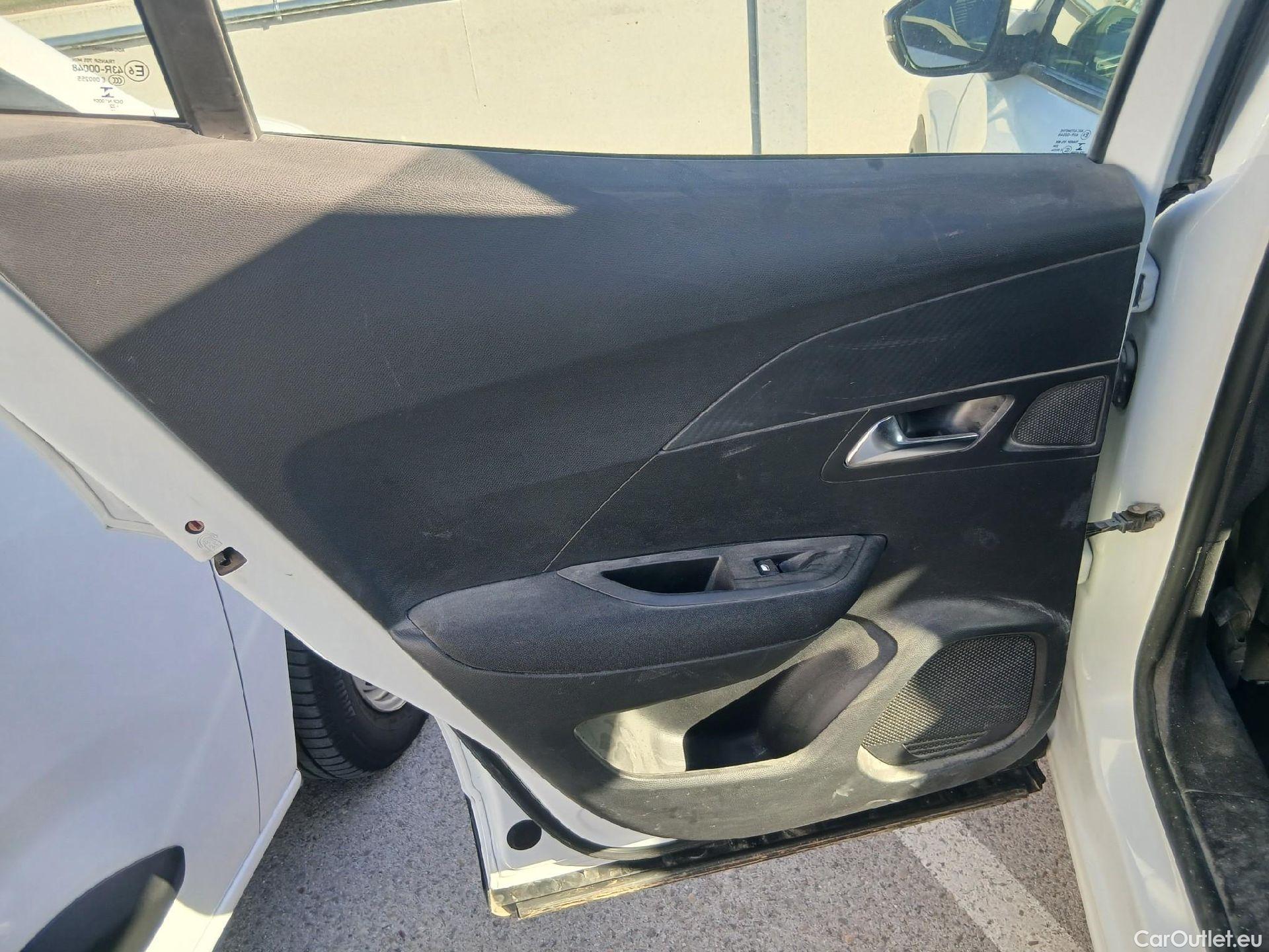  Peugeot  2008 PEUGEOT  / 2019 / 5P / todoterreno Active BlueHDI 81kW (110CV) #23